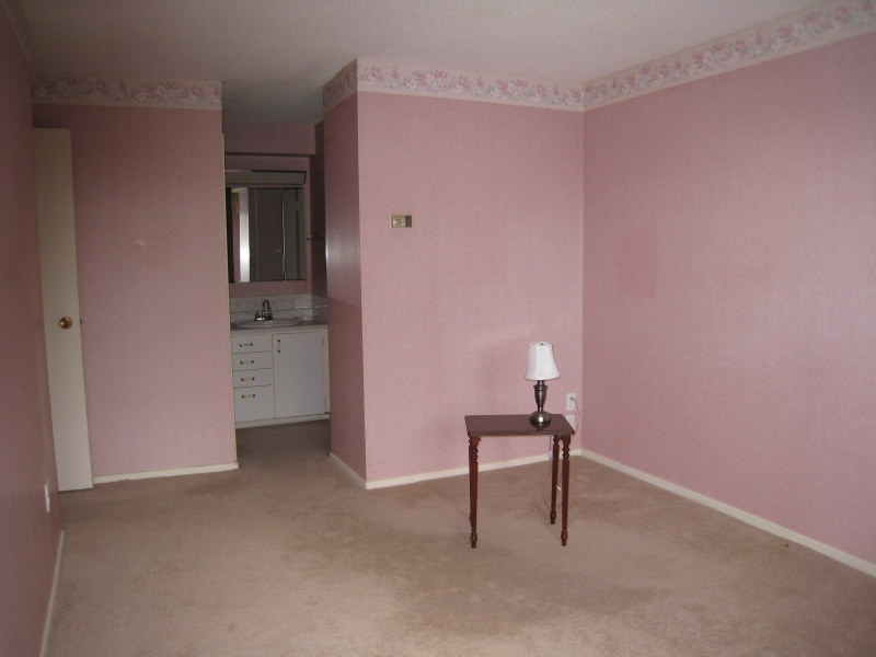 Pink Masterbedroom and ensuite bathroom